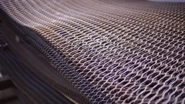 Πλέγμα στοιβάζονται βαρύ σκουριασμένο μεταλλικό σύρμα σε ένα εργοτάξιο - Πλάνα, βίντεο