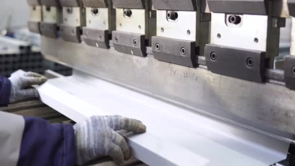 Bediener bearbeitet Schneiden und Biegen von Blechen durch hochpräzise Blechbiegemaschine, CNC-Steuerung Blechbiegemaschine in der Fabrik - Filmmaterial, Video