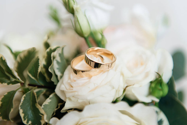 Wedding engagement rings and flowers wedding bouquet background, - Foto, imagen
