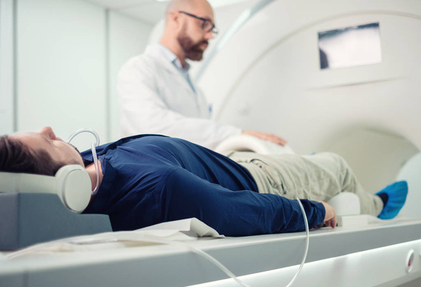Hastanedeki hastanın MRI prosedürünü ziyaret etmesi - Fotoğraf, Görsel