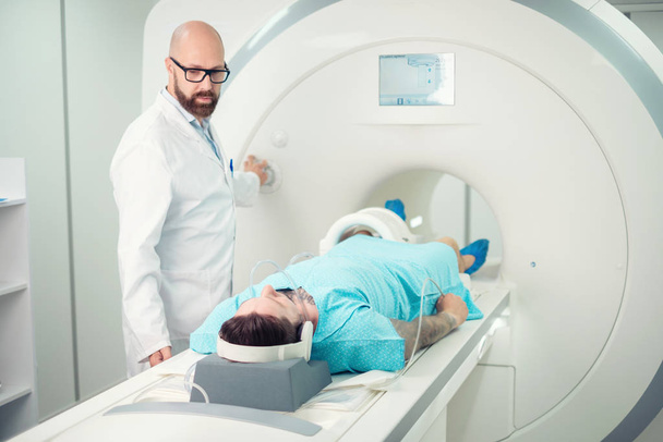 Hastanedeki hastanın MRI prosedürünü ziyaret etmesi - Fotoğraf, Görsel