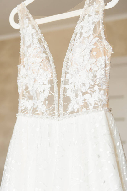 весільна сукня, що висить на дзеркалі, вранці нареченої
 - Фото, зображення