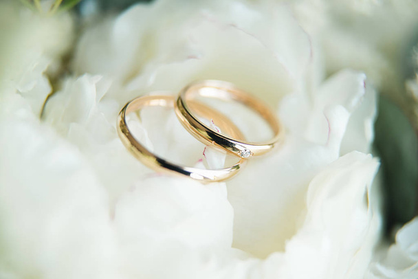 Wedding engagement rings and flowers wedding bouquet background, - Foto, Imagem