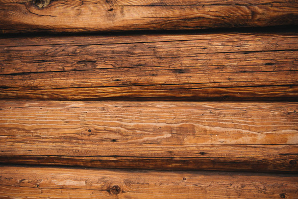 Деревянная бревенчатая стена деревенского дома
 - Фото, изображение
