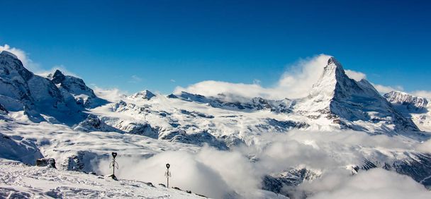 zermatt matterhorn gornergrat aus dem wolkenmeer auftauchend Blick auf perfekten himmel - Foto, Bild