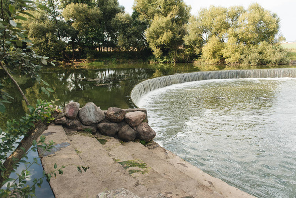 un paseo peatonal a través del río, río de verano, parque Drozdy M
 - Foto, Imagen