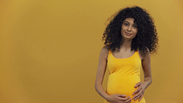 alegre bi-racial mujer mostrando pulgares hacia arriba aislado en amarillo oscuro
 - Imágenes, Vídeo