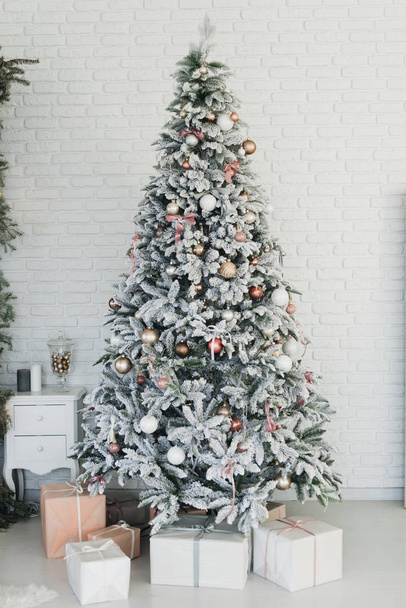 christmas tree decorated with baubles and gift boxes - Foto, afbeelding