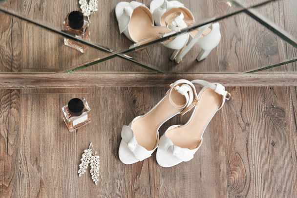 The details of the wedding day. Bride's shoes on a light backgro - Photo, image