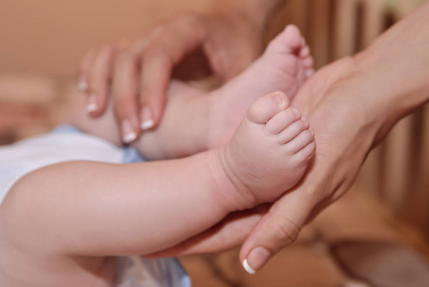 Baby feet in mother hands - 写真・画像