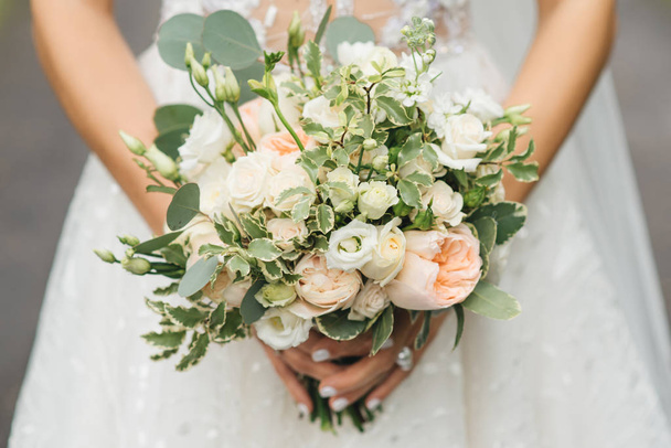 Bridal morning details. Wedding beautiful bouquet in the hands o - Foto, afbeelding