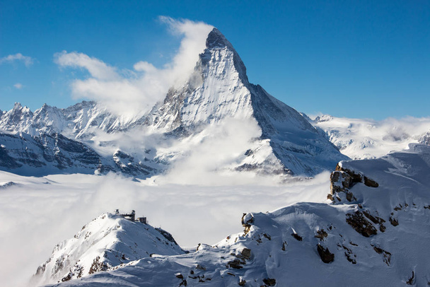 Zermatt Matterhorn gornergrat kiemelkedik a tenger felhők kilátás tökéletes ég - Fotó, kép