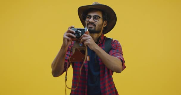 Viajero joven caminando y fotografiando
 - Imágenes, Vídeo