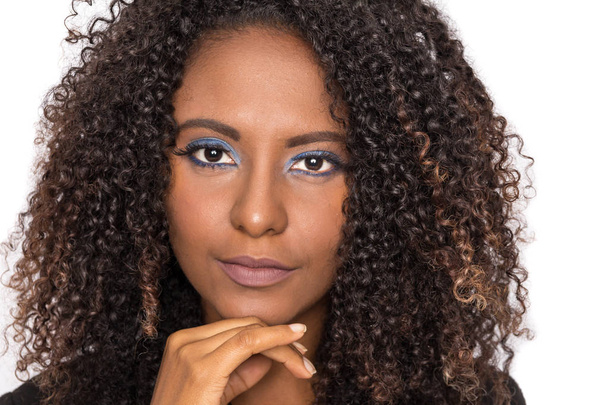 Portré közelkép göndör haj afro-amerikai nő néz magabiztos kamera komoly kifejezés. Fehér alapon elszigetelve. - Fotó, kép