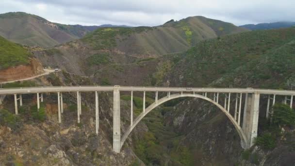 Bixby Creek Bridgeの車。米国カリフォルニア州ビッグサー。空中展望 - 映像、動画