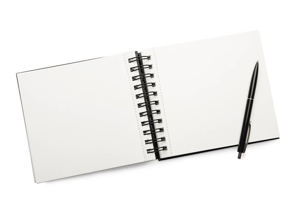 Abra el cuaderno vacío y la pluma aislados en blanco, vista superior
 - Foto, Imagen