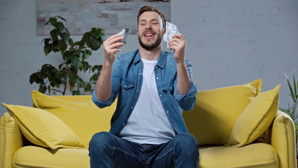 ενθουσιασμένοι τζογαδόρος που δείχνει χαρτονομίσματα δολαρίων στην κάμερα - Πλάνα, βίντεο