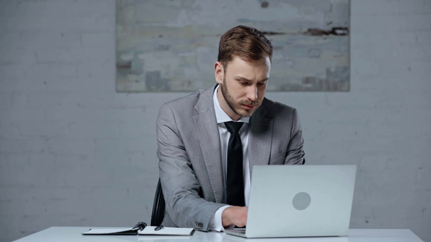 hombre de negocios concentrado haciendo apuestas en línea en la oficina
 - Metraje, vídeo