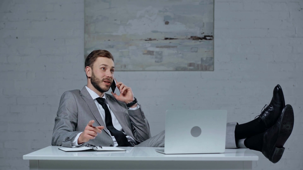 Veselý podnikatel mluví na chytrém telefonu v kanceláři - Záběry, video