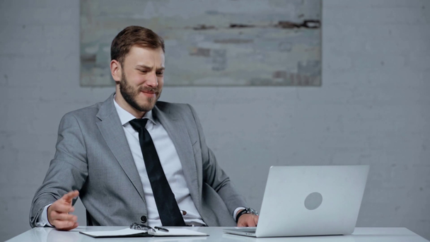 расстроенный бизнесмен делает онлайн ставки в офисе
 - Кадры, видео