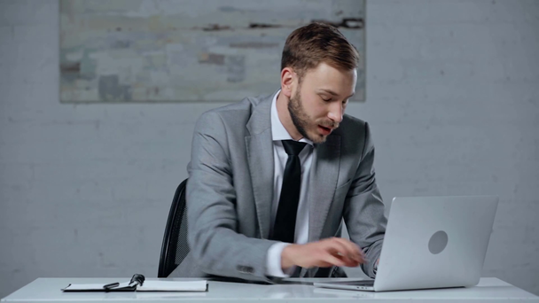 awoke businessman making online bets in office - Metraje, vídeo