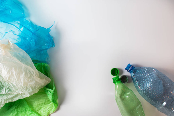 Butelki i torby do recyklingu. Recykling, ponowne użycie i powtarzanie. Nie rzucaj, nie marnuj pojęcia.. - Zdjęcie, obraz