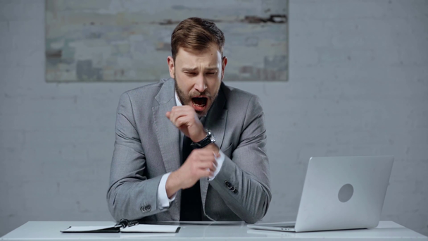 soñoliento hombre de negocios haciendo apuestas en línea en la oficina
 - Metraje, vídeo