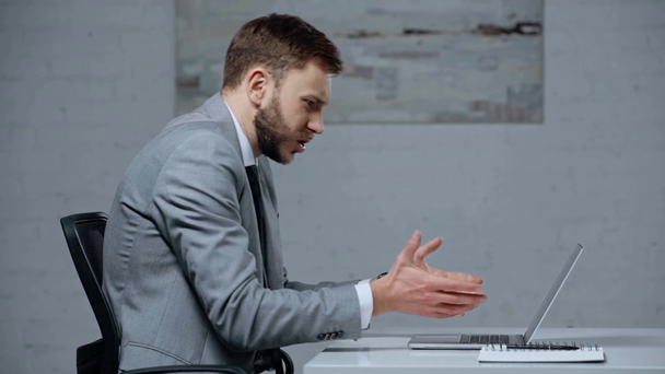 displeased businessman making online bets in office - Záběry, video