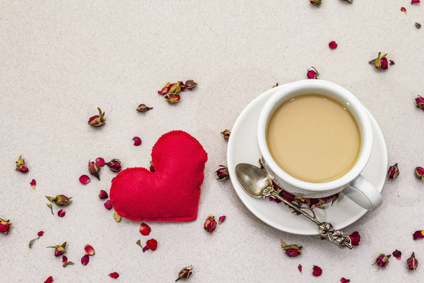 Dobré ráno. Šálek kávy, růžové poupata a okvětní lístky, červené plstěné srdce. Romantická snídaně, Valentýn. Kamenné betonové pozadí - Fotografie, Obrázek