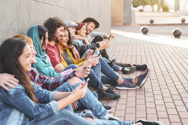 Gruppe trendiger Freunde mit Smartphones im Freien - Millennial People haben Spaß mit neuen Technologie-Trends Smartphone - Lifestyle der jungen Generation und Tech-Sucht Social-Media-Konzept - Foto, Bild