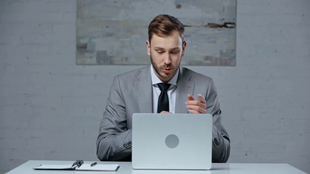 confident businessman having video call on laptop - Кадры, видео
