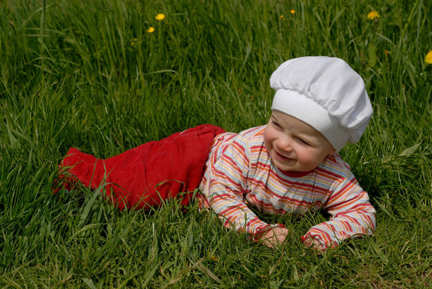 Small child lying in the meadow - Foto, Imagem