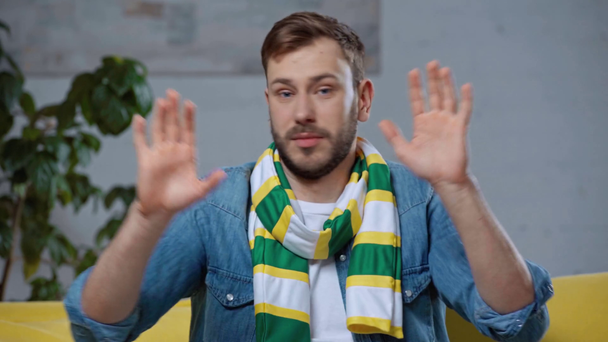Unzufriedener Sportfan zeigt Stopp-Geste vor Kamera - Filmmaterial, Video