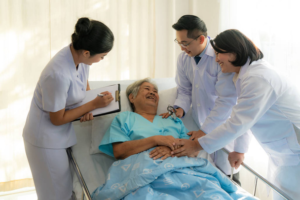 Equipe médica asiática de médicos examinando e conversando com a ASian eld
 - Foto, Imagem
