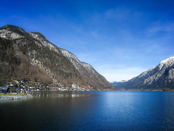山の頂上に塩鉱山がある歴史的な町、ハルシュタット、オーストリア。ハルシュタット湖や雪に覆われた山々での眺め.  - 写真・画像