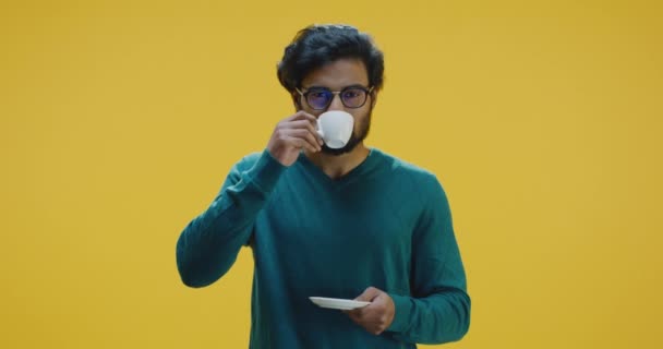 Young man drinking coffee - Záběry, video