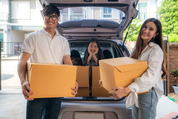 glückliche asiatische Familie mit Vater und Mutter steht neben Auto w - Foto, Bild
