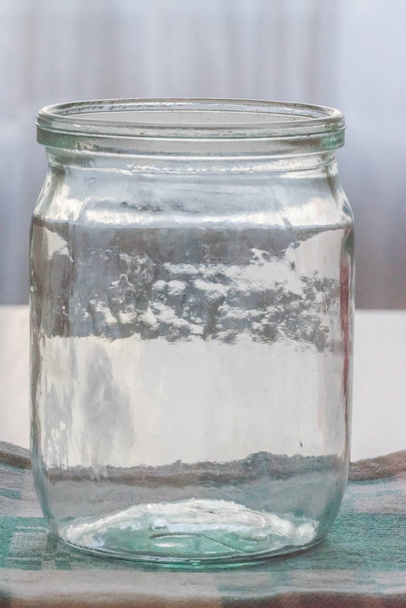 prázdný půllitrový skleněný kelímek na stole, boční pohled, detailní záběr. - Fotografie, Obrázek