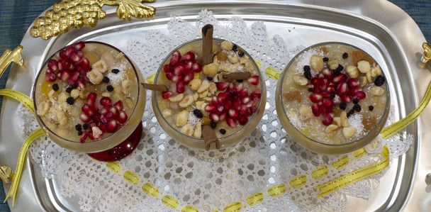 Asure de dessert traditionnel, Ashura, pudding de Noé dans des bols sur la plaque ronde en bois.Demi-vue d'en haut et écrite en anglais par police italique : Ashura Day, Turkish
. - Photo, image