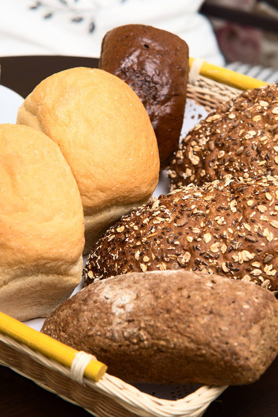Diversi tipi di pane nel cestino. Grano, pane di segale con br
 - Foto, immagini