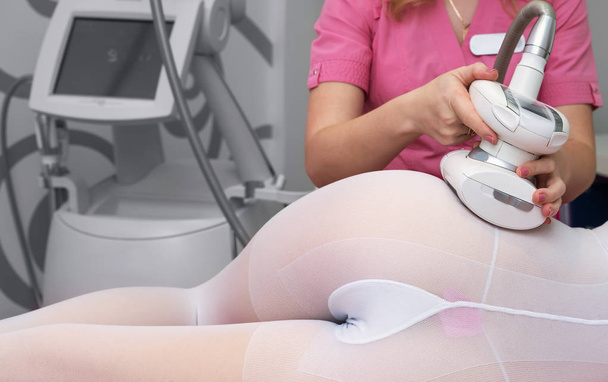 vrouw in wit pak krijgen Lpg anti cellulitis massage in een beau - Foto, afbeelding