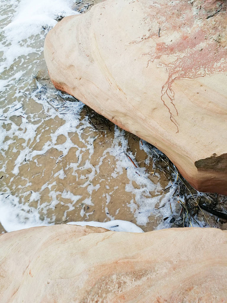 バルト海沿岸を洗う海でベージュ砂岩の崖。ラトビア海岸線の石灰岩の崖や洞窟.  - 写真・画像