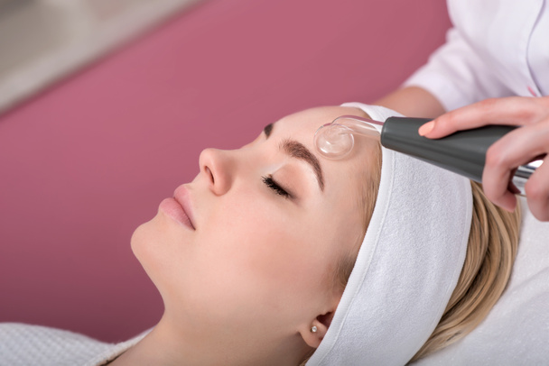 Mulher recebendo tratamento facial rejuvenescedor de limpeza em uma beleza
 - Foto, Imagem