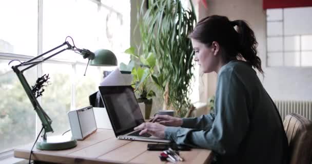 Felnőtt nő munkába indul reggel - Felvétel, videó