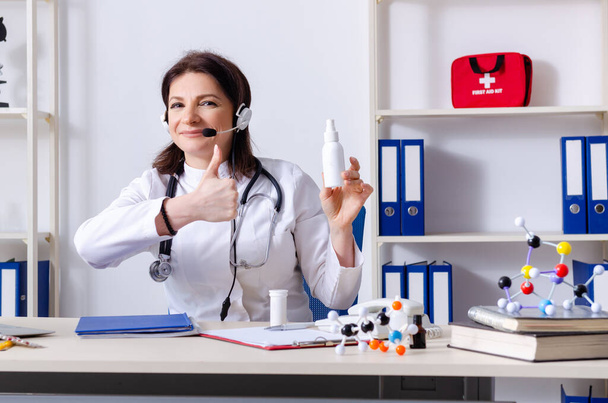 Женщина-врач средних лет в области телемедицины - Фото, изображение