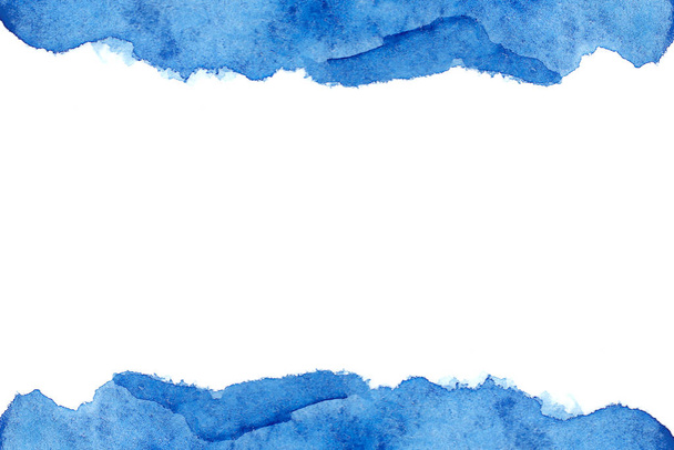 Blauwe aquarel abstracte achtergrond. Mooie spreidende verf op wit aquarelpapier. Met de hand schilderen. Foto voor desktop, design of wenskaart. - Foto, afbeelding