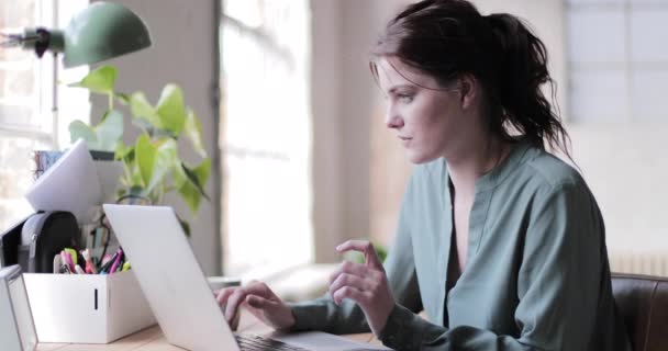 Adult female using credit card online - Video, Çekim