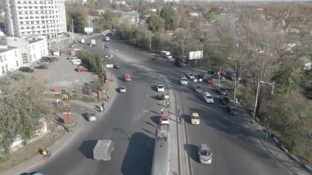 légi felvétel drón helikopter légi repülés ég Tűzoltók rendőrség autó felborult baleset helyszínén autópálya autóbaleset fejjel lefelé autó közúti - Felvétel, videó