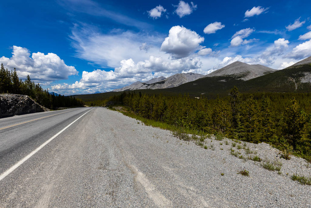 Пейзаж Аляскинского шоссе в Канаде и Аляске
 - Фото, изображение