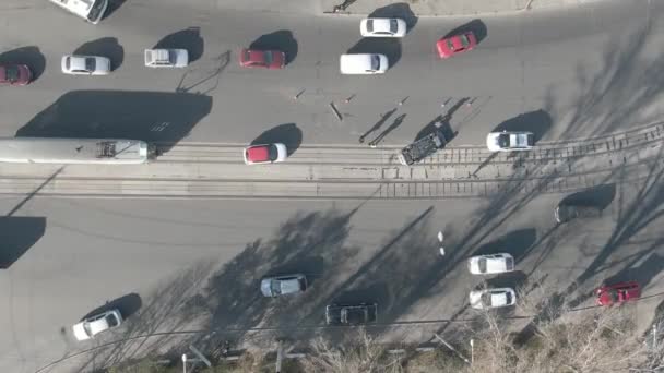 légi felvétel drón helikopter légi repülés ég Tűzoltók rendőrség autó felborult baleset helyszínén autópálya autóbaleset fejjel lefelé autó közúti - Felvétel, videó